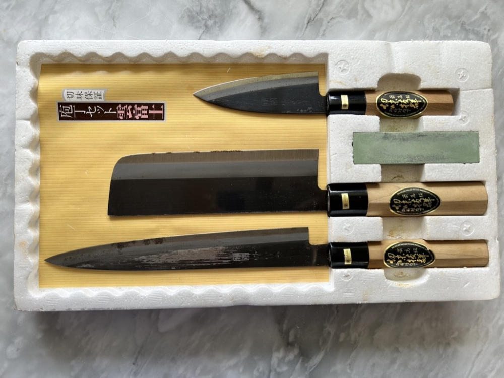 Set of 3 sushi knives with sharpener