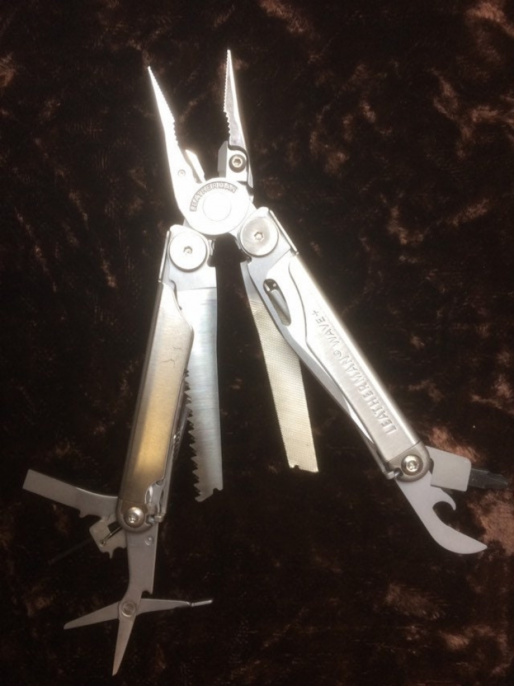 Leatherman Wave with genuine Leatherman sheath, comfy handle, 18 tools, Best selling multitool.