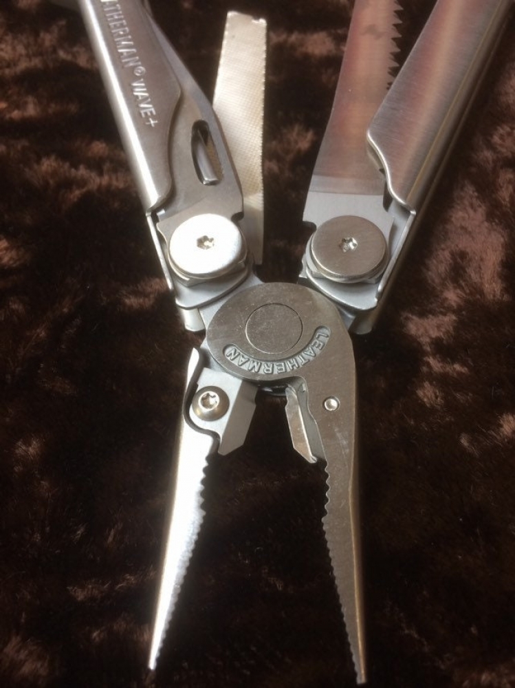 Leatherman Wave with genuine Leatherman sheath, comfy handle, 18 tools, Best selling multitool.