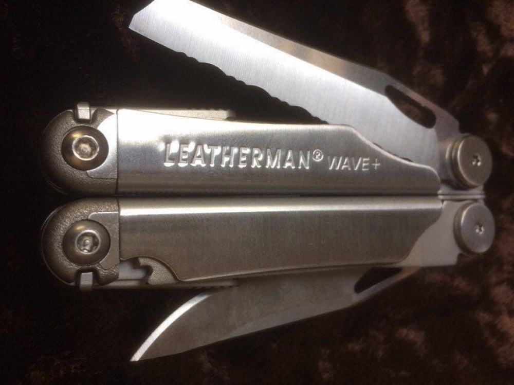 Leatherman Wave with genuine Leatherman sheath, comfy handle, 18 tools, Best selling multitool.