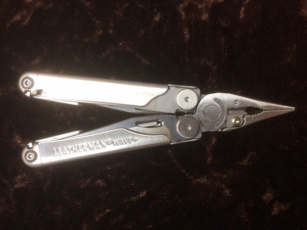 Leatherman Wave with genuine Leatherman sheath, comfy handle, 18 tools, Best selling multitool.