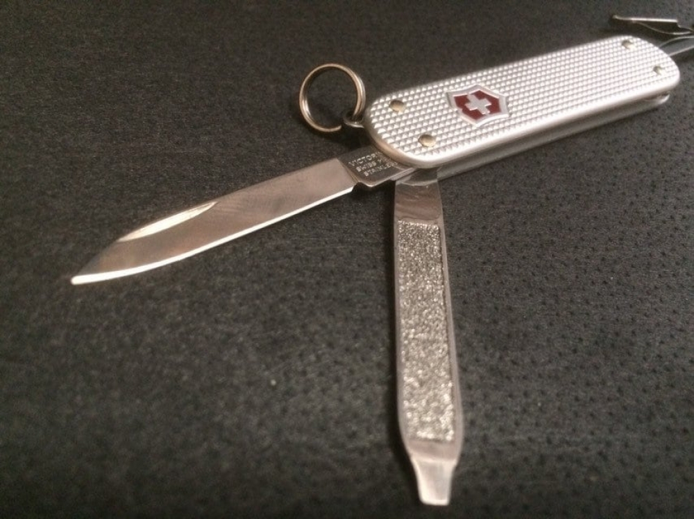 Victorinox 'Classic Alox' 5 functions-scissors, file and screwdriver & keyring