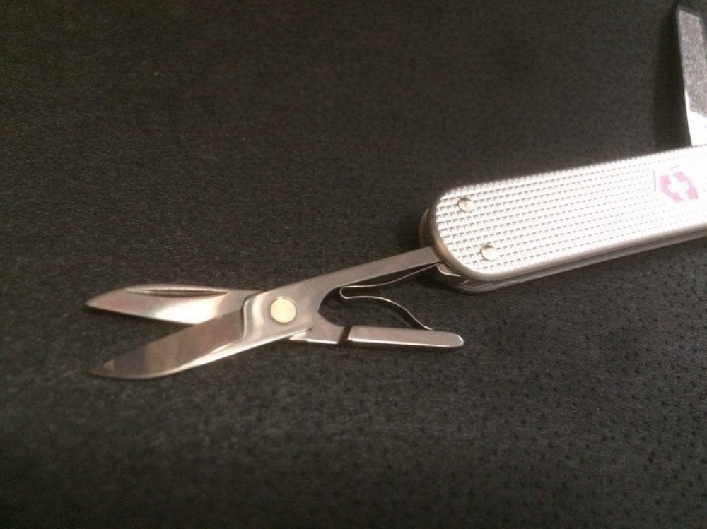 Victorinox 'Classic Alox' 5 functions-scissors, file and screwdriver & keyring