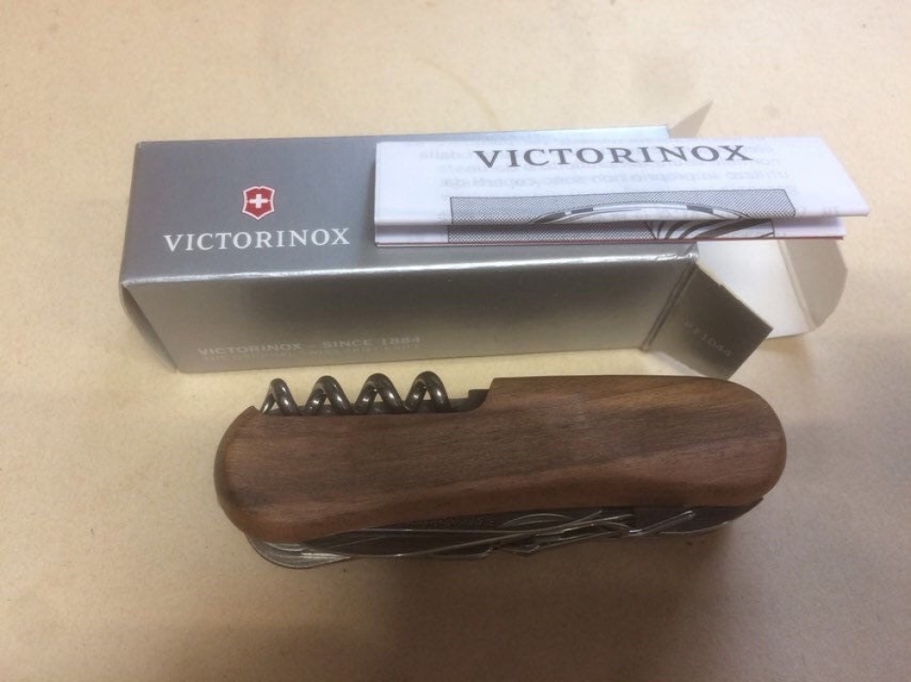 Victorinox Evowood S557 Walnut with 12 tools. Weighs 125grams