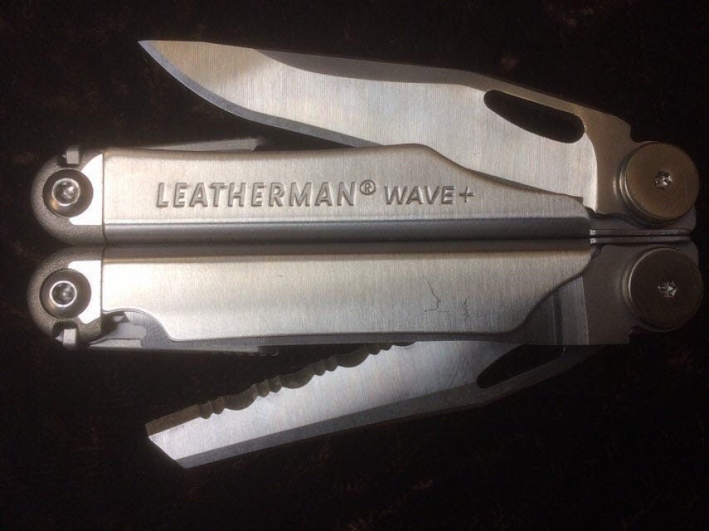 Leatherman Wave with genuine Leatherman sheath, comfy handle, 18 tools, Best selling multitool.