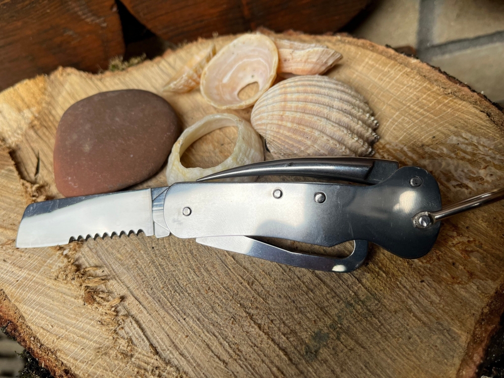 Sailors Pocket Knife 2.75\" stainless steel part serrated blade. 3.5\" closed length