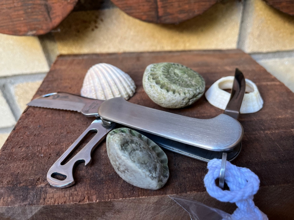 Heavy Duty Shackler Knife by Ibberson since 1700. Yachtsman's serrated blade