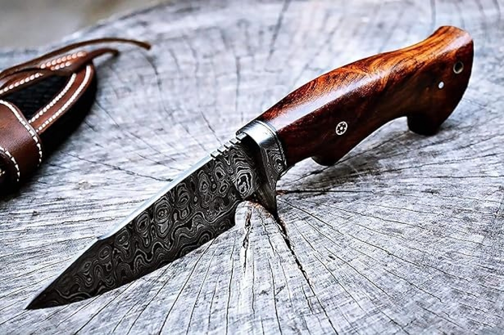 Damascus Knife - Premium Quality Hunting and Camping Tool with Walnut Wood Handle and Leather Sheath