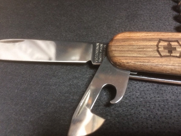 Victorinox 'Spartan Wood' Medium Pocket Knife with corkscrew, bottle opener -in Walnut