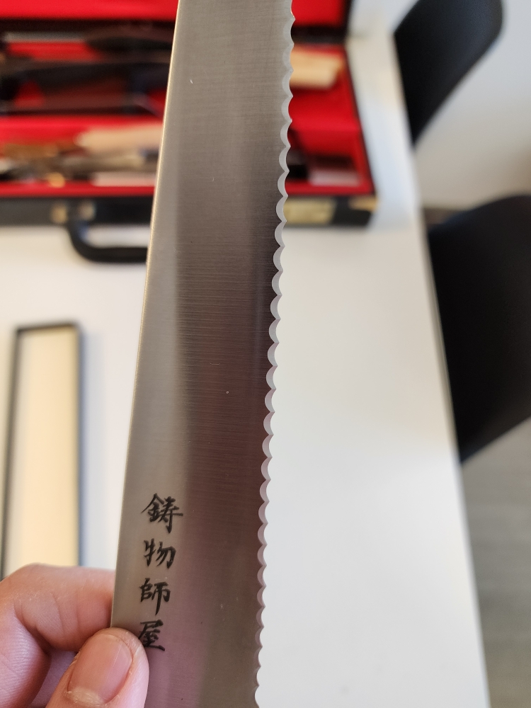 (New) Hitohira Imojiya TH Stainless Bread Knife 240mm Ho Wood Handle (Wa)