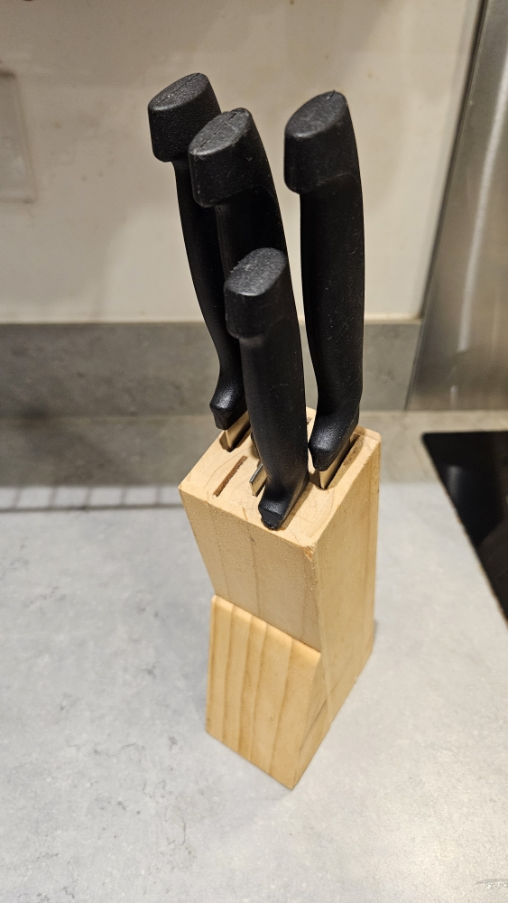 Home Basics 4-Piece Stainless Steel Steak Knife Set.