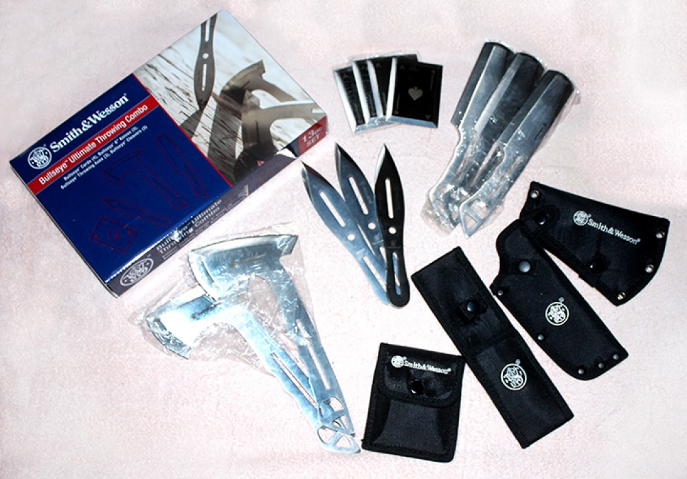 Smith & Wesson. Bullseye Ultimate Throwing Combo
