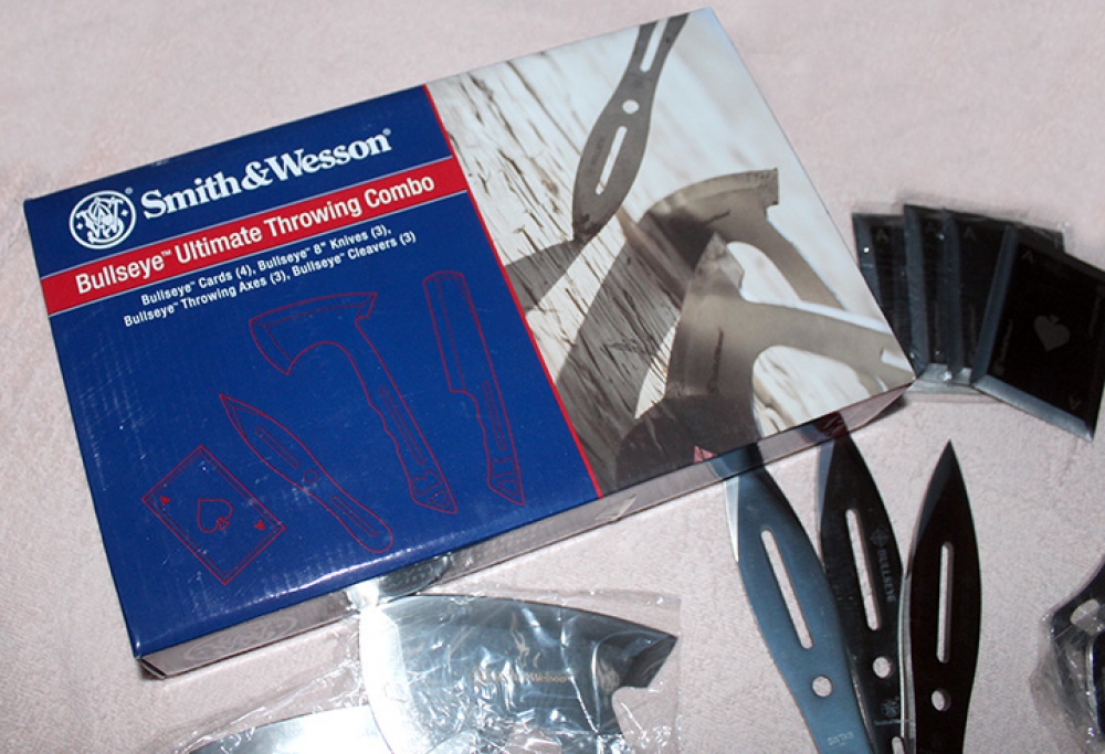 Smith & Wesson. Bullseye Ultimate Throwing Combo