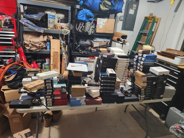 1 lot of approx 1000 knives looking to sell as a lot