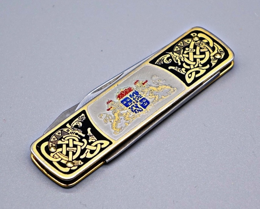 Vintage Gentlemen's knife. Made in Sweeden.  Gold plated. With Sweeden National Emblem and lacquered black Viking runes on the other side. 