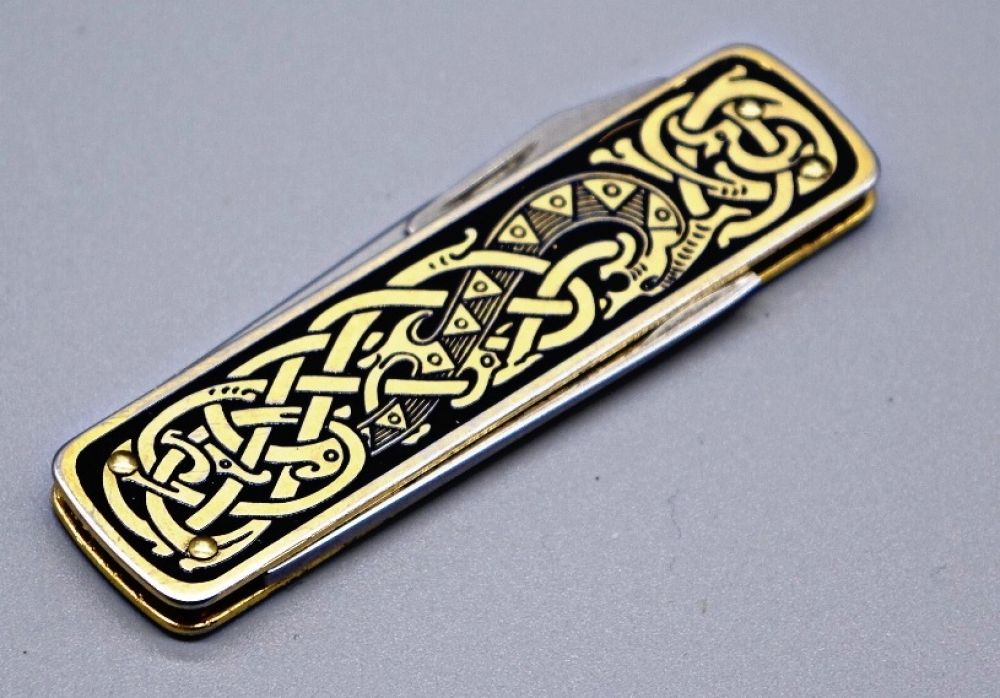 Vintage Gentlemen's knife. Made in Sweeden.  Gold plated. With Sweeden National Emblem and lacquered black Viking runes on the other side. 