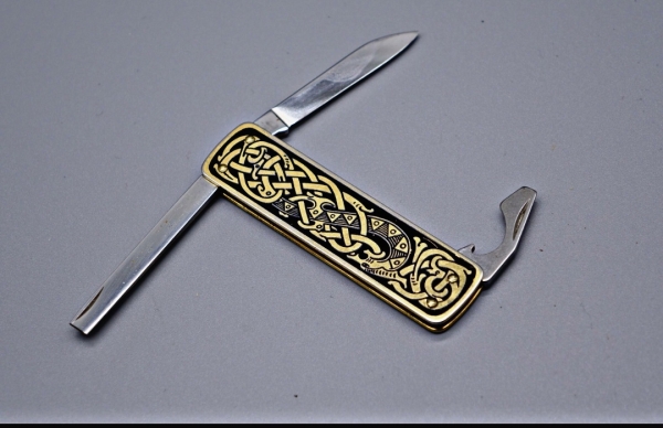 Vintage Gentlemen's knife. Made in Sweeden.  Gold plated. With Sweeden National Emblem and lacquered black Viking runes on the other side. 
