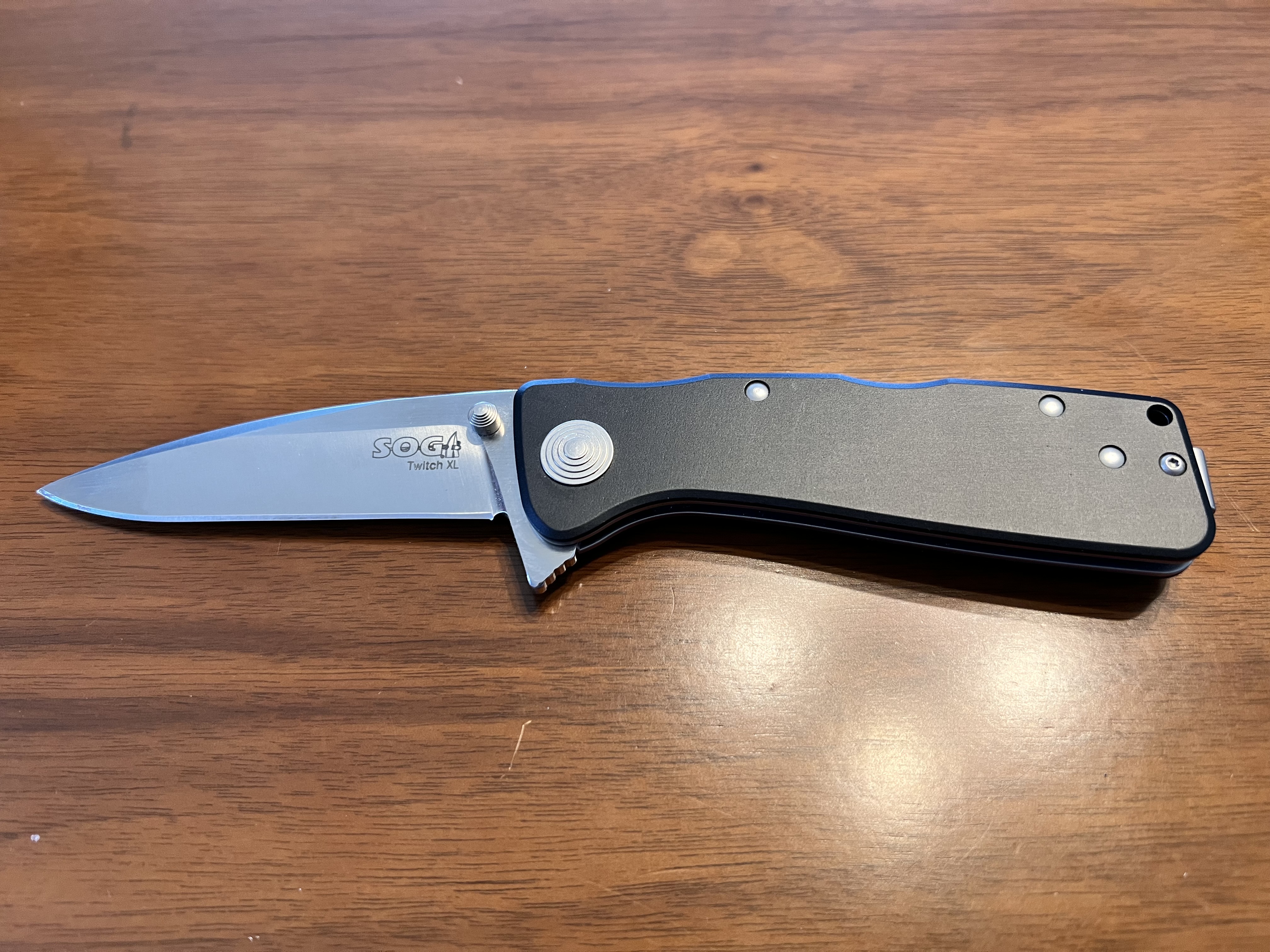 SOG Twitch XL Satin blade