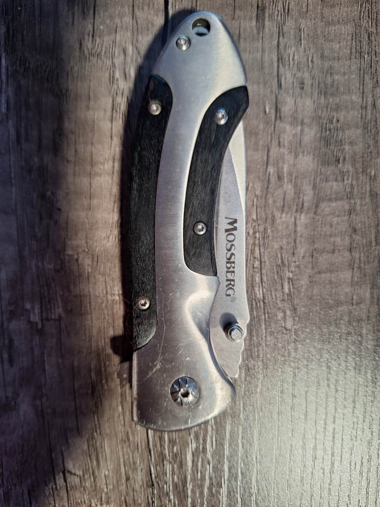 Mossberg folding pocket knife overall length 8\" handle 4 1/2\" blade 3 1/2\" 