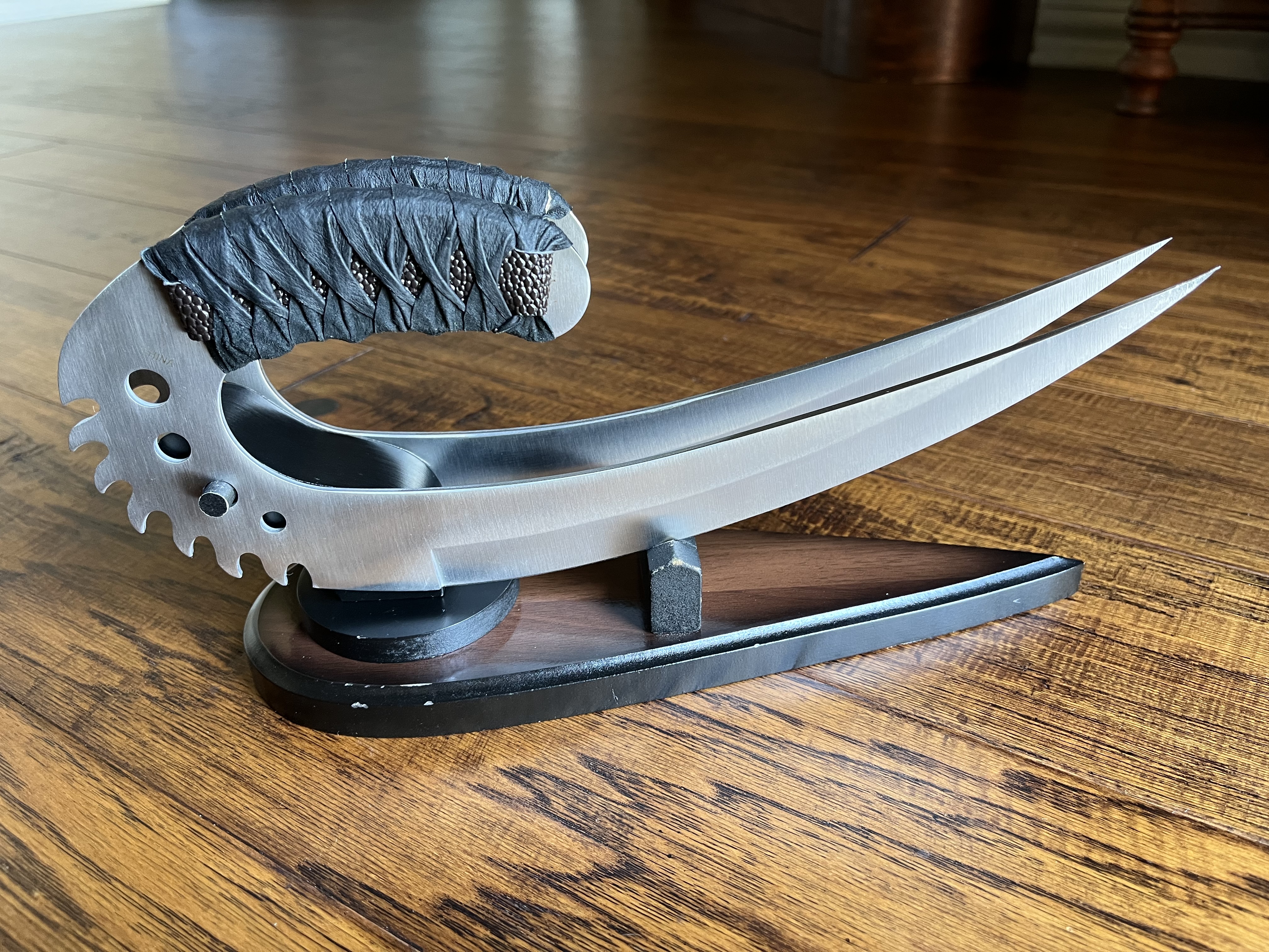 Riddick’s Saber Claws (Knives) from The Chronicles of Riddick Movie