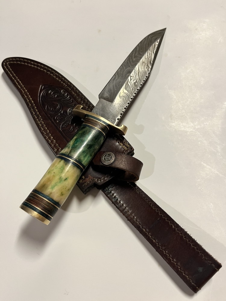 HAND-FORGED DAMASCUS STEEL FIXED BLADE HUNTING KNIFE WITH LEATHER SHEATH