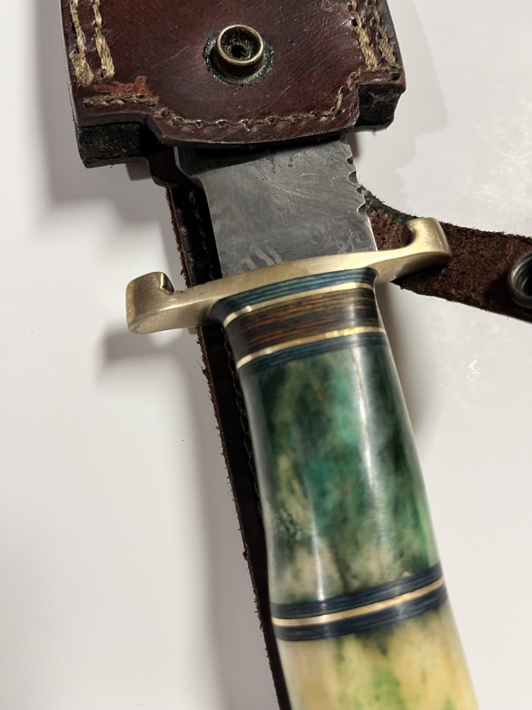 HAND-FORGED DAMASCUS STEEL FIXED BLADE HUNTING KNIFE WITH LEATHER SHEATH