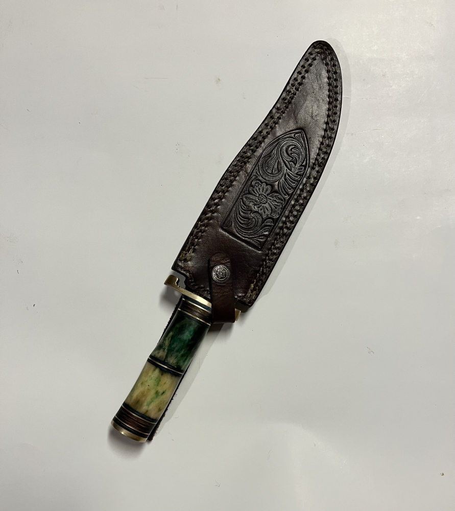 HAND-FORGED DAMASCUS STEEL FIXED BLADE HUNTING KNIFE WITH LEATHER SHEATH