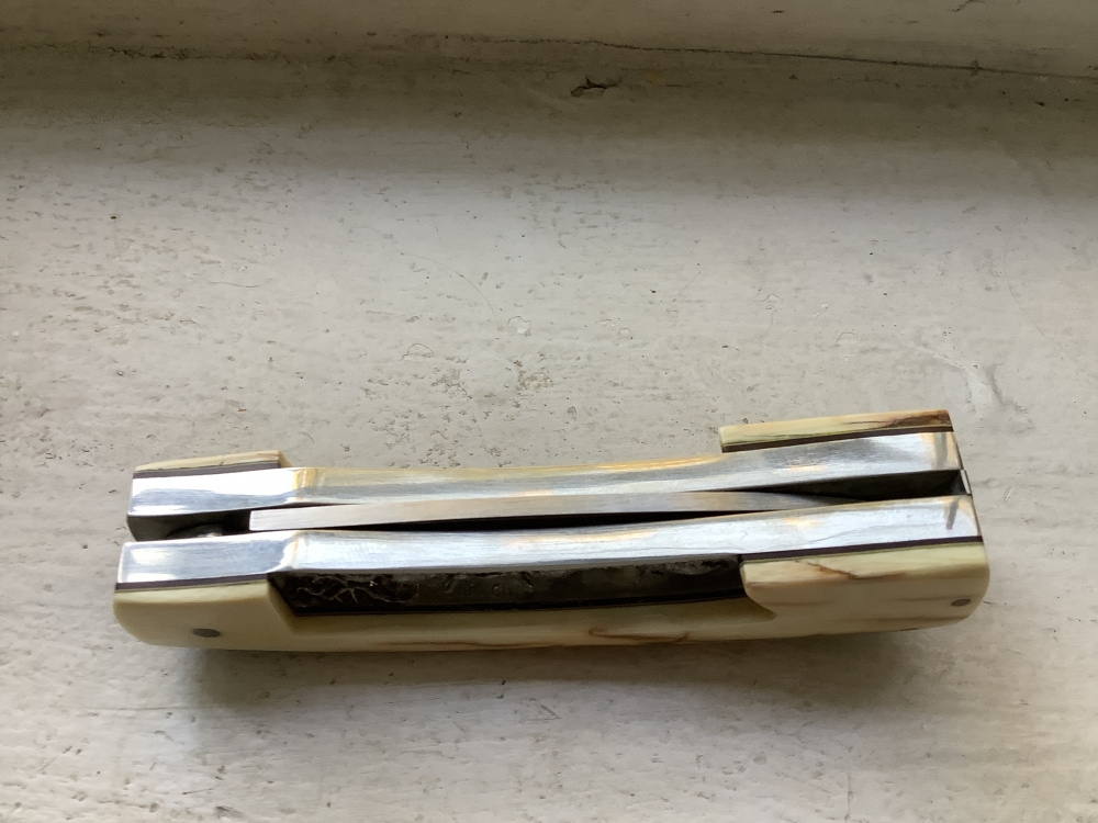 Charles m roulin it has a 3 inch blade and it’s 7 inches total it’s ivory with handmade art engraved elephants and trees and forest it took him over a year to make he’s top 5 craftsman 