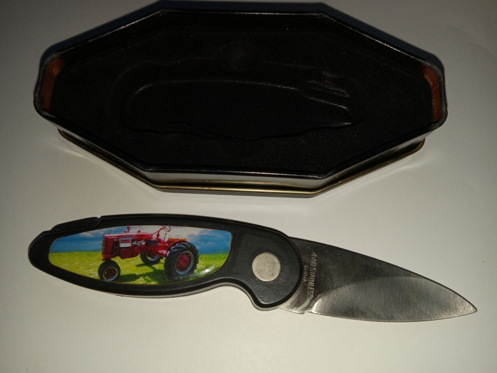 International Farmall Tractor Folding Lockback Knife with matching Tin Case