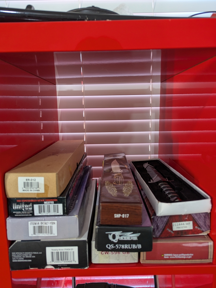 $8 Dollars !!! 422 Pocket Knives liquidation Sale !!! Must Sell All !!! $3,375 For All Knives @ $8 Each !!!!