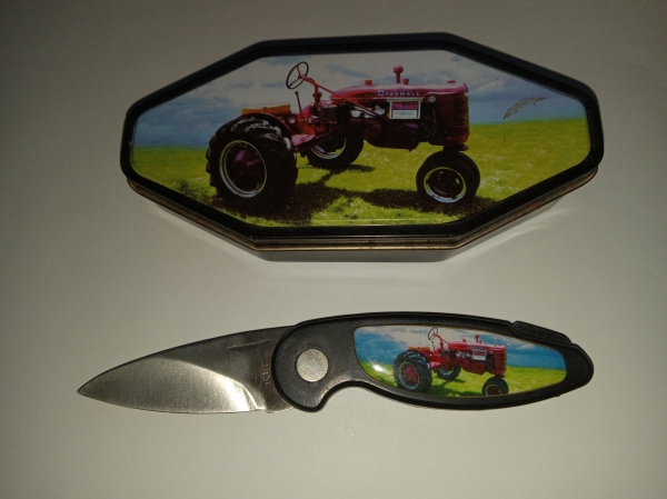 International Farmall Tractor Folding Lockback Knife with matching Tin Case