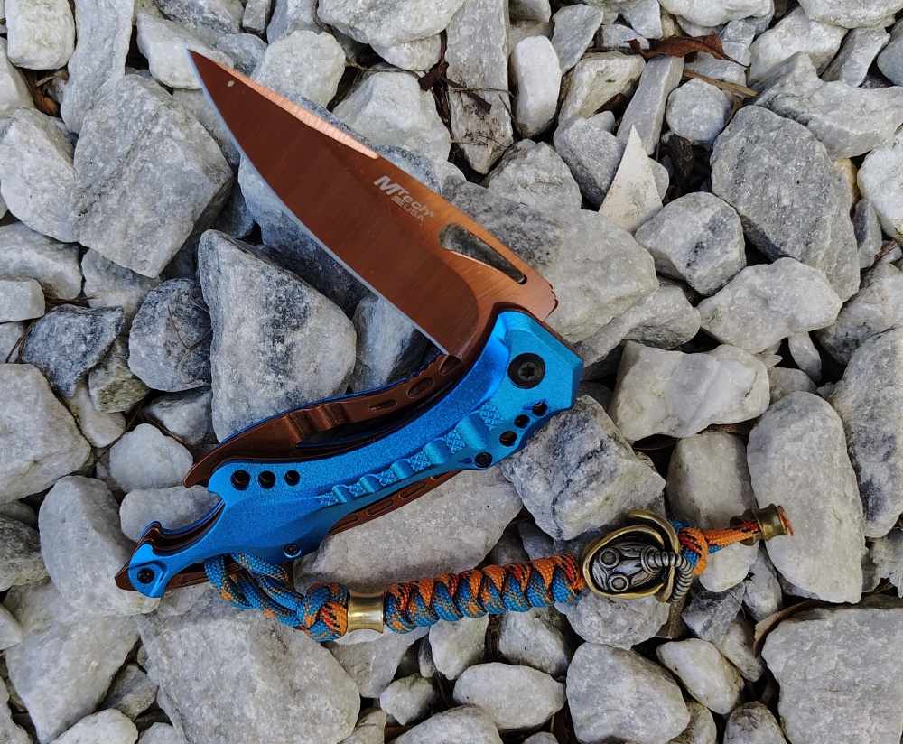 Complete EDC set-up knife and lanyard