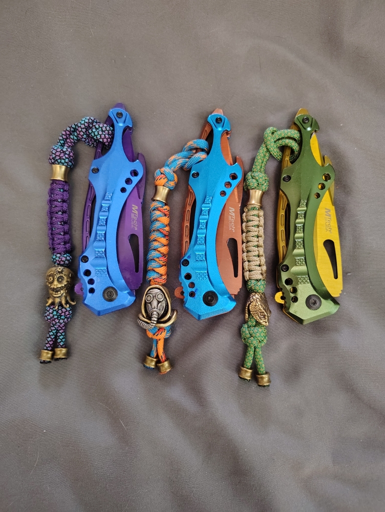 Complete EDC set-up knife and lanyard