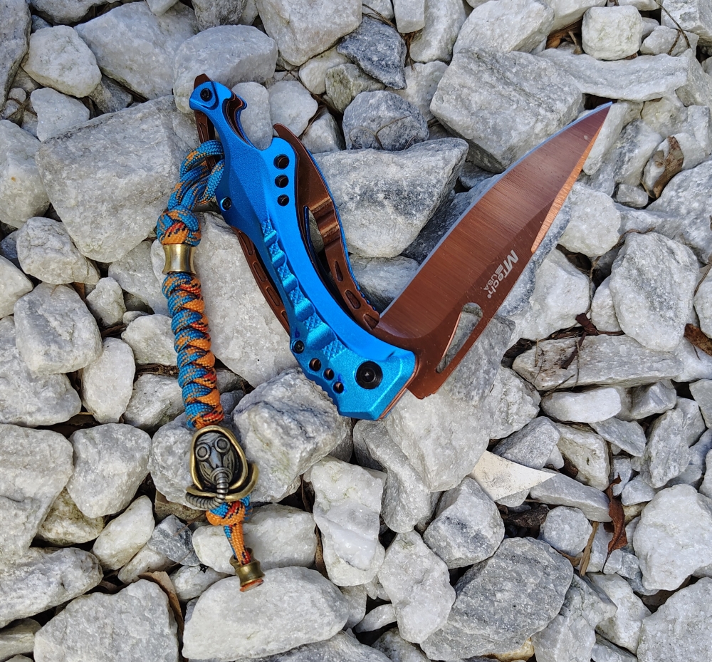 Complete EDC set-up knife and lanyard
