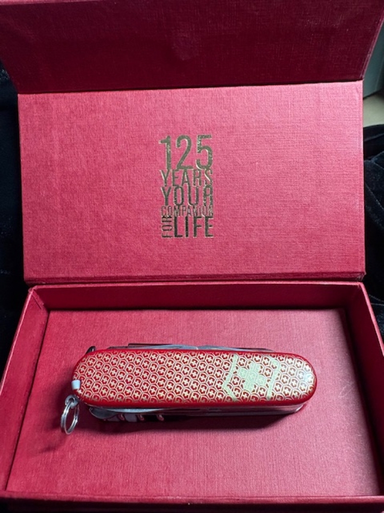 Victorinox Swiss Army Cybertool 34 Multi-Tool 3-1/2\" Closed 125th Anniversary Collection Gift Box