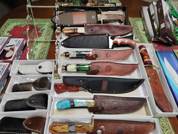 9 Fixed blades,4 cowhide sheaths, 1 acrylic stand 