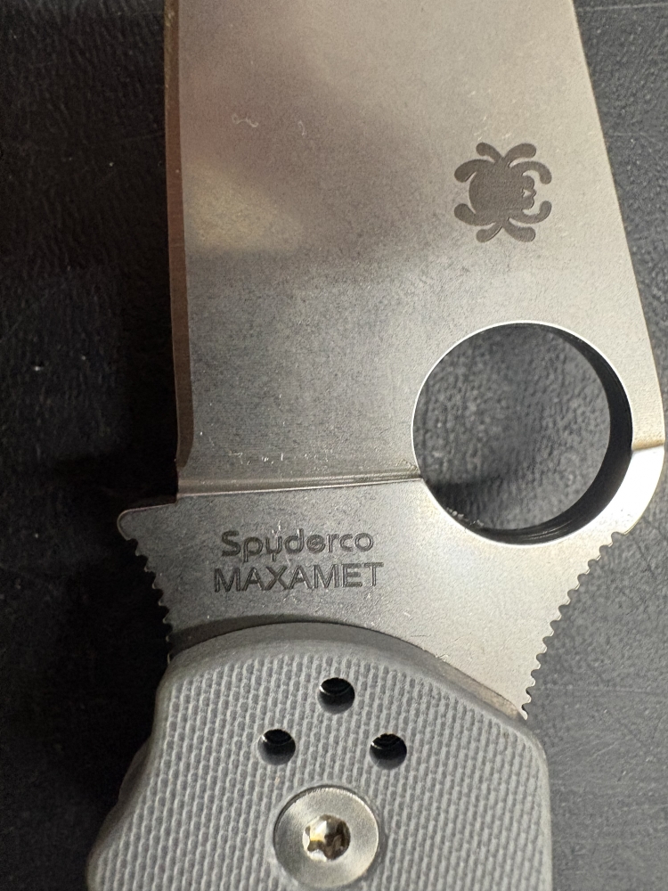 Spyderco MAXAMET Paramilitary 2, grey scales. 