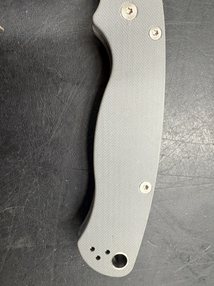 Spyderco MAXAMET Paramilitary 2, grey scales. 