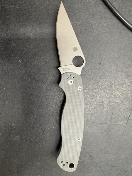 Spyderco MAXAMET Paramilitary 2, grey scales. 