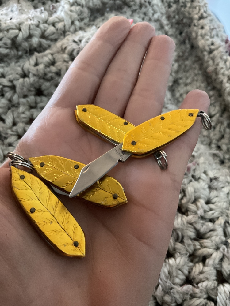Vintage tabacco leaf knives. 