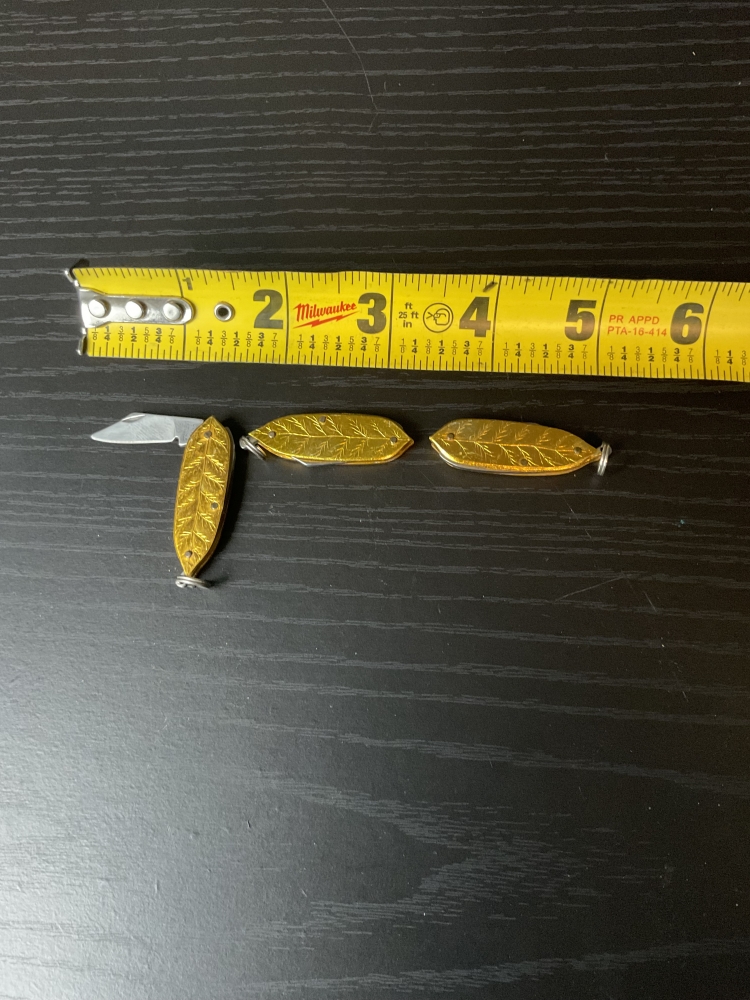 Vintage tabacco leaf knives. 