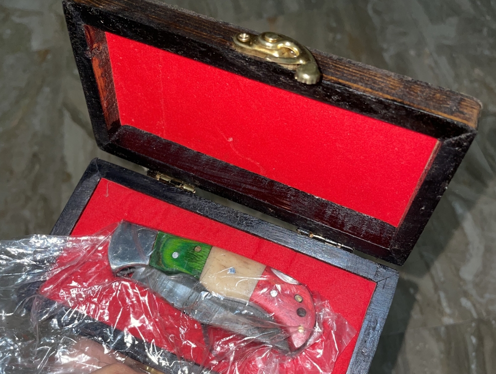 Coltello da Tasca in Acciaio Damasco Fatto a Mano - Manico Tracolore (Italia)in Legno e Osso