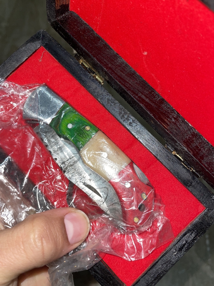 Coltello da Tasca in Acciaio Damasco Fatto a Mano - Manico Tracolore (Italia)in Legno e Osso