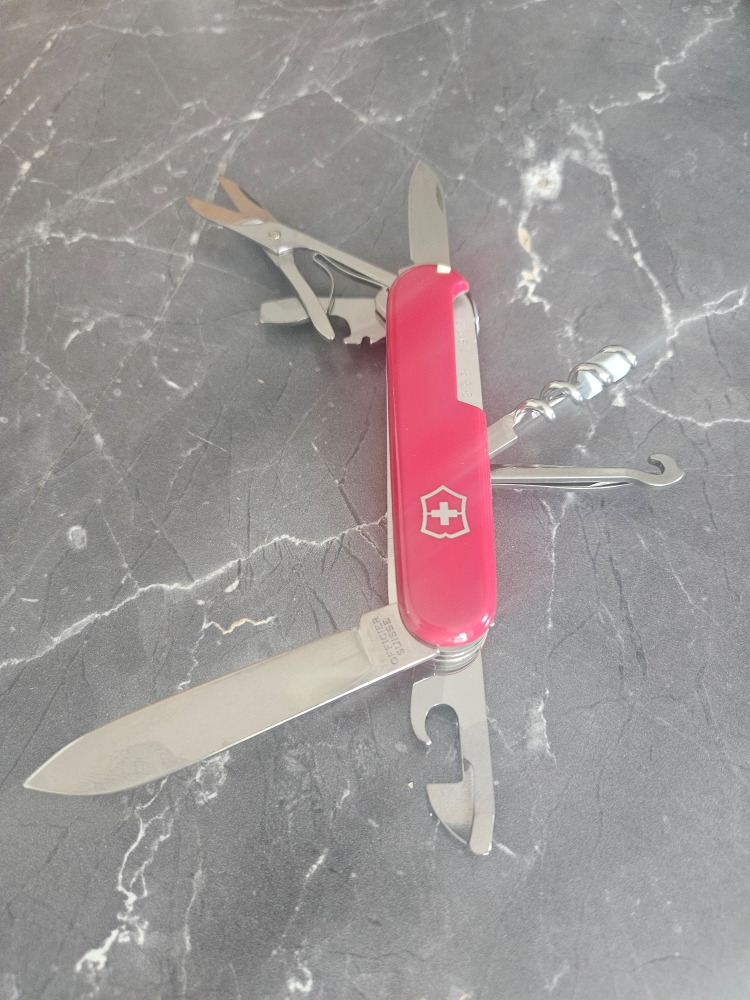 Victorinox Huntsman Limited Edition 2017 \"Year of the Rooster\" – Serial 2864/8888