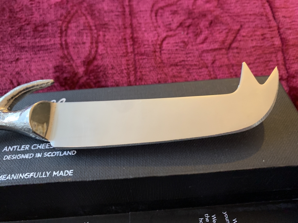 New in box Selbrae  house antler cheese knife designed in Scotland.22cm overall length.5cm wide with a beautiful antler handle. It weighs 130g with a 11cm handle