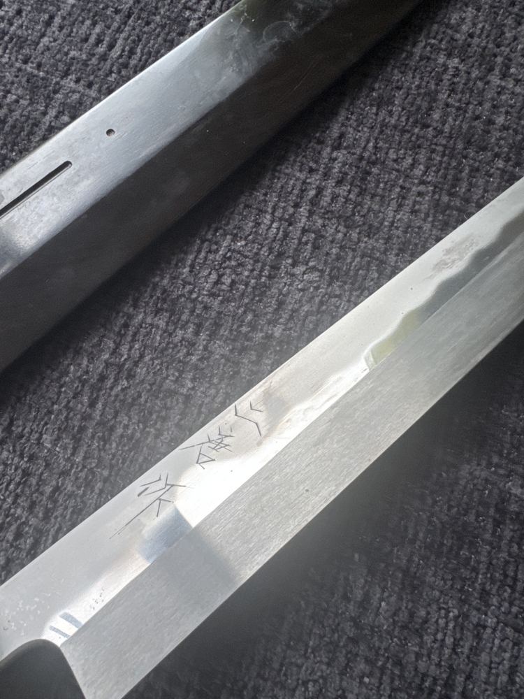Japans zwaard, Nitō-katana, Yanagi-ba, lemmetlengte 36 cm, Mizumoto-aardewerk, nieuw. Lichte gebruikssporen door opslag in een magazijn, maar deze hebben geen invloed op het uiterlijk.