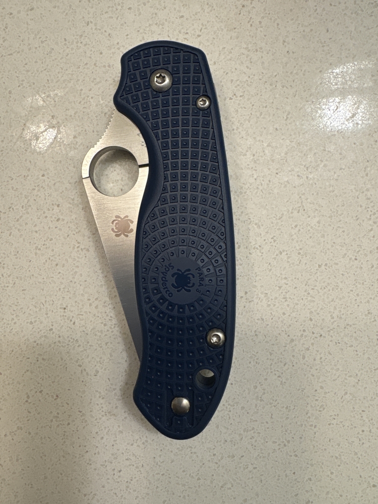 Selling a Spyderco Para 3 Lightweight featuring Spyderco's proprietary SPY27 cobalt-enriched stainless steel.