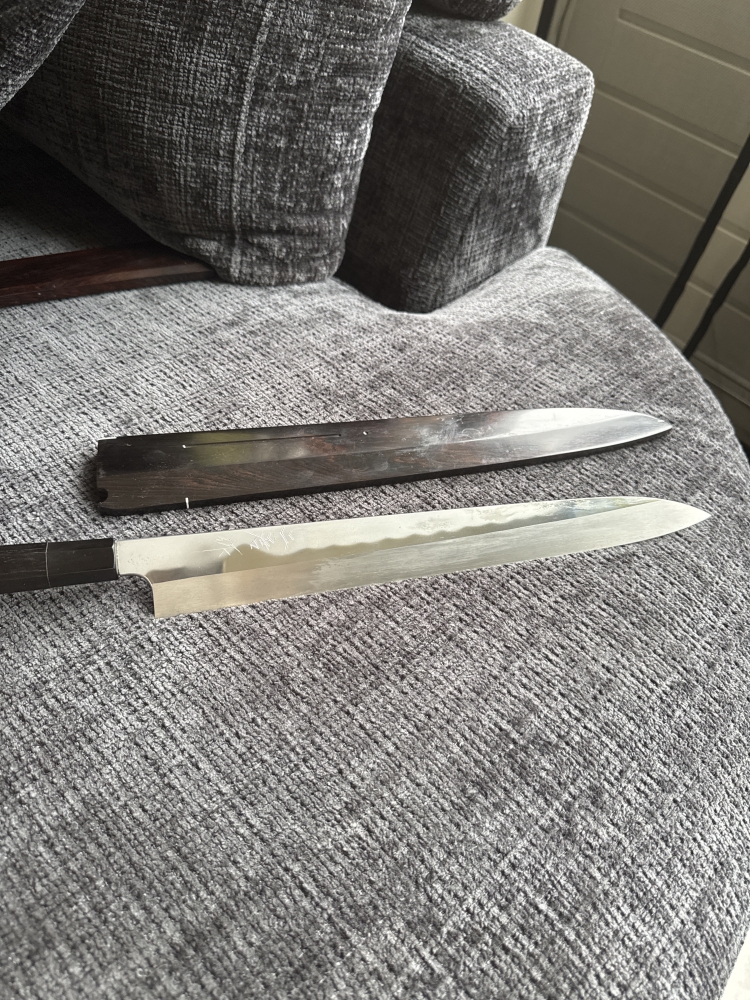 Japans zwaard, Nitō-katana, Yanagi-ba, lemmetlengte 36 cm, Mizumoto-aardewerk, nieuw. Lichte gebruikssporen door opslag in een magazijn, maar deze hebben geen invloed op het uiterlijk.