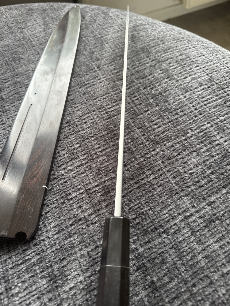 Japans zwaard, Nitō-katana, Yanagi-ba, lemmetlengte 36 cm, Mizumoto-aardewerk, nieuw. Lichte gebruikssporen door opslag in een magazijn, maar deze hebben geen invloed op het uiterlijk.