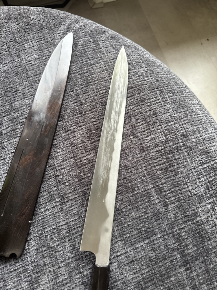 Japans zwaard, Nitō-katana, Yanagi-ba, lemmetlengte 36 cm, Mizumoto-aardewerk, nieuw. Lichte gebruikssporen door opslag in een magazijn, maar deze hebben geen invloed op het uiterlijk.